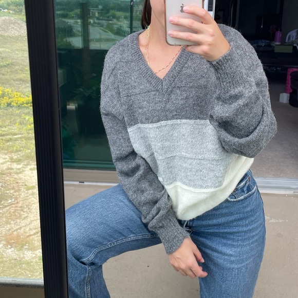 Vintage Colour Blocked Grey and White V-Neck Sweater Size Medium - Picture 3 of 8